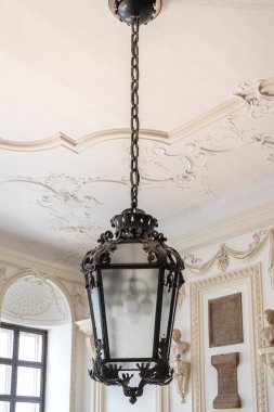 Avusturya Ulusal Kütüphanesi 'nin içinde, barok bir tavanın altında dekoratif fener asılı.