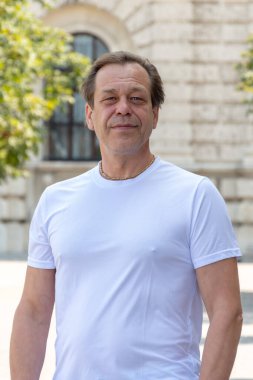 Yaz günü şehir merkezinde Avrupalı bir adamın portresi