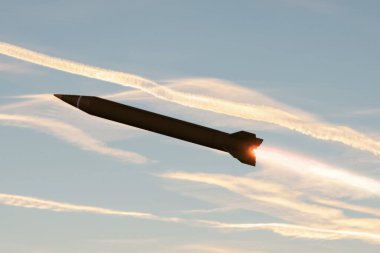 Yüksek irtifa füze uçuşu yörünge boyunca atmosferde yoğunlaşma izleri var.