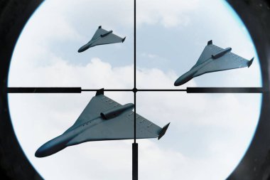 Gökyüzünde uçan çok sayıda İHA, hava savunma görüşü tarafından takip ediliyor..