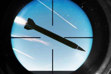 Balistik füze, hava savunma sisteminin çaprazından geçiyor..