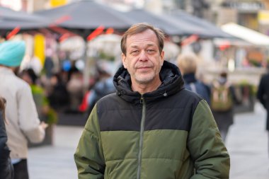 55 yaşındaki bir adam Avrupa şehir sokağında kamuya açık bir yerde bulundu..