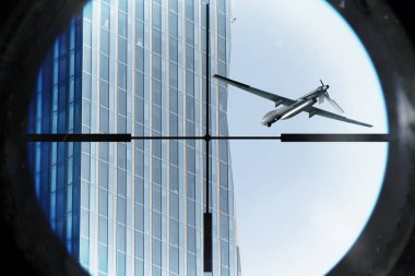 Yüksek bina yakınlarındaki optik görüşte insansız hava aracı, şehir güvenliği kavramı.