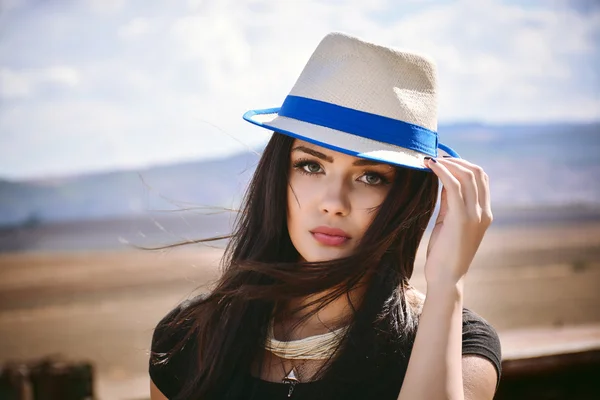 Beautiful girl with hat near front old car — Stock Photo, Image