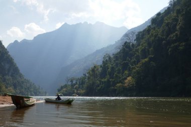Laos 'taki Nam Ou Nehri' ni geçmek.
