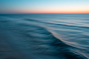 Günbatımında deniz, kasıtlı kamera hareketi, hareket bulanıklığı