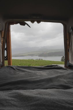 Pieniny Doğa Parkı yakınlarındaki Falsztyn Poland 'ın dağ ve göllerinden bir karavan görüntüsü. Karavanda yatak, tekerlekli rahat bir ev.