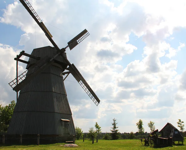 Antiguo molino de viento belaruso en el museo Dudutki . —  Fotos de Stock