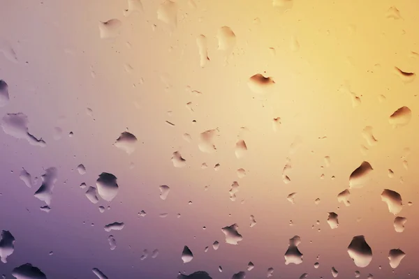 Gouttes d'eau de pluie sur fenêtre en verre — Photo