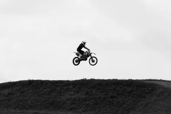 Motocicleta pulando no céu em esconder velocidade — Fotografia de Stock