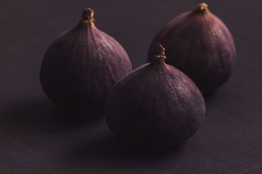 Taze incir siyah izole