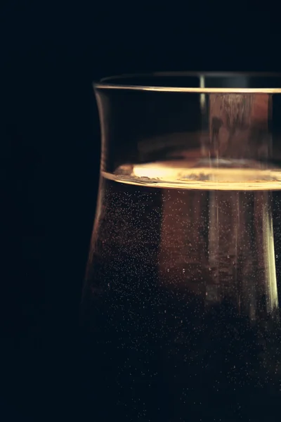 Agua espumosa como el champán en una copa — Foto de Stock