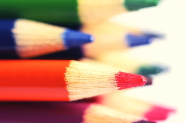 Bleistifte in verschiedenen Farben hautnah — Stockfoto