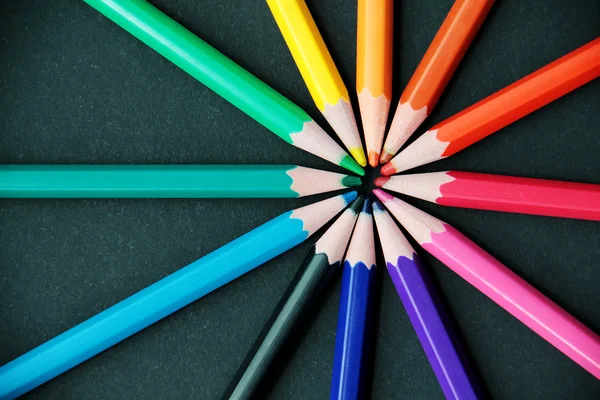 Bleistifte in verschiedenen Farben hautnah — Stockfoto