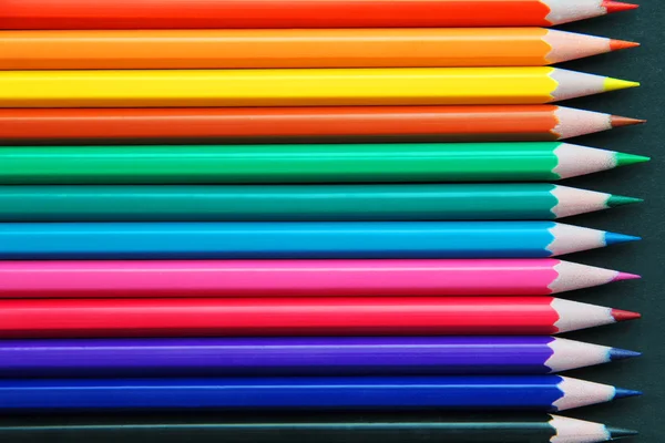 Lápis de cores diferentes de perto — Fotografia de Stock