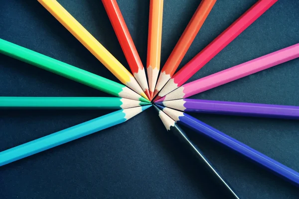 Bleistifte in verschiedenen Farben hautnah — Stockfoto