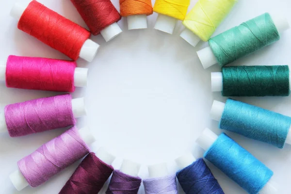Шитье цветных нитей — стоковое фото