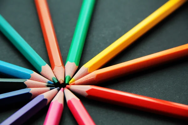 Bleistifte in verschiedenen Farben hautnah — Stockfoto