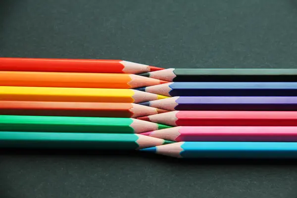 Lápis de cores diferentes de perto — Fotografia de Stock