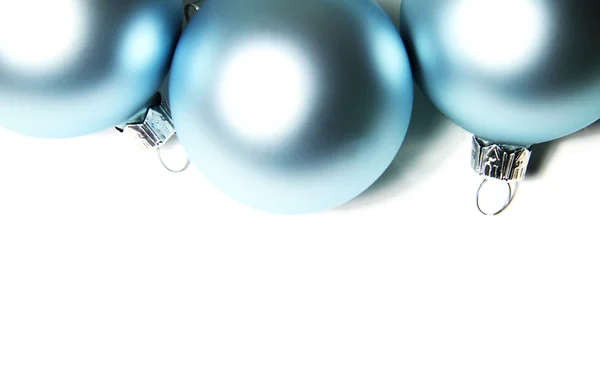 Голубые рождественские шары на белом фоне — стоковое фото
