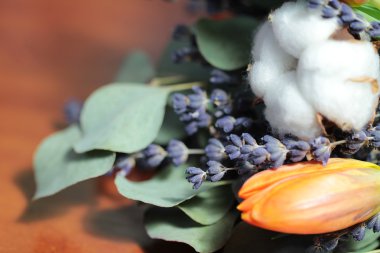 Lale buketi, okaliptüs, lavanta