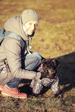 Siyah köpek shnauzer olan genç kadın
