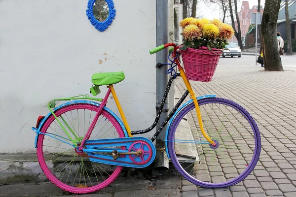 Велосипед с цветами на улице — стоковое фото