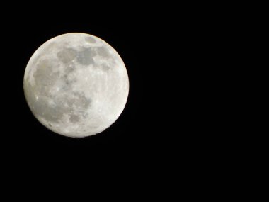 Gece gökyüzünde ay. Karanlık bir arka planda Ay.