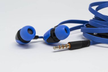 Mavi kulaklıklar beyaz arkaplanda..