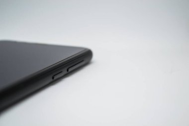 Beyaz arka planda akıllı telefon, yan yatar sadece düğmeler görünür.