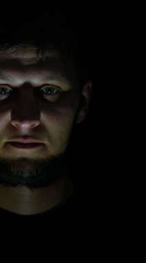 Adamlar karanlık bir arkaplanda, izole edilmiş bir ışıkla..