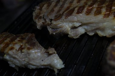 Izgara sulu domuz bifteği. Yakın plan ızgara et..