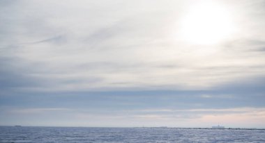 Gökyüzü kar örtüsü bulutlar Kış mavi gökyüzü.