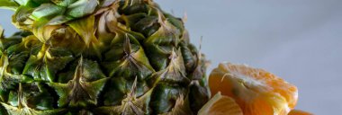 Beyaz bir tabakta ananas ve mandalina..