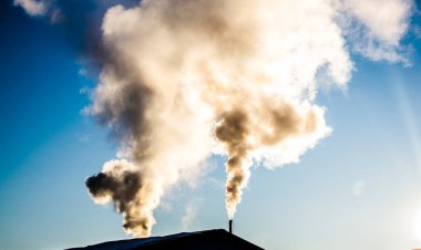 Soğuk kışta bacadan duman çıkıyor..