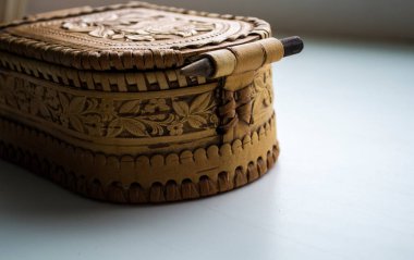 Ağaç kabuğundan yapılmış hasır kutu, el yapımı..