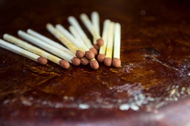 Kibritler oyuncak değildir, kahverengi arka planda..