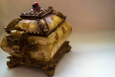 Antika, antika kaplama döşeme kutusu.