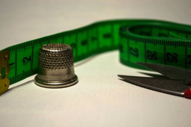 Beyaz arka planda erzak dikiyorum..