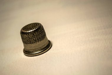 Beyaz arkaplanda yüksük gibi yakın plan.