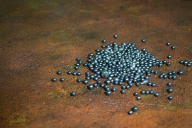 Yakın çekim, kahverengi bir masanın üzerinde..