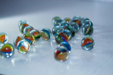 Beyaz ahşap arka planda renkli toplar.