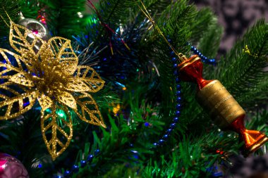 Yılbaşı ağacında gece çeşitli fenerler parlıyor..