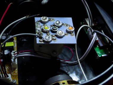 Tahtadaki kabloları lehim demiriyle sabitle. Makineler tamir ediliyor.