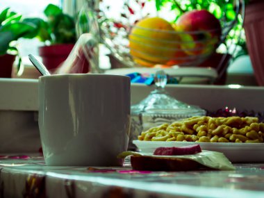 Köyde sabah kahvaltısı, sıcak çay, bir fincan çayın üstünde buhar..