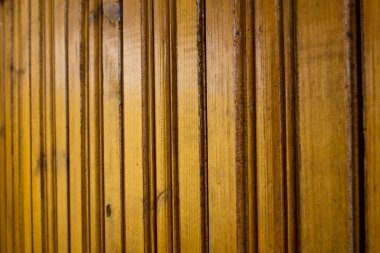 Kırmızı eski bir kasanın anahtarlarıyla kilitle..