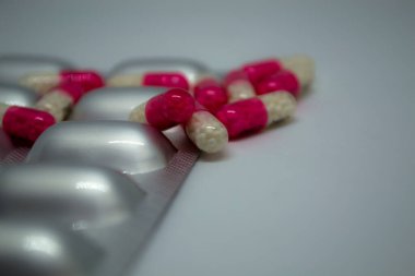İlaçlar, kapsüller, beyaz arka planda uyuşturucu..