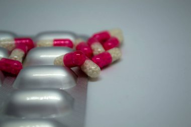 İlaçlar, kapsüller, beyaz arka planda uyuşturucu..