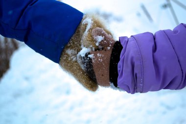 Çocuk ve annesi kışın bir yürüyüşe çıktılar..