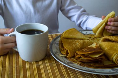 Karnavalda, çocuk kahve içer ve krep yer..